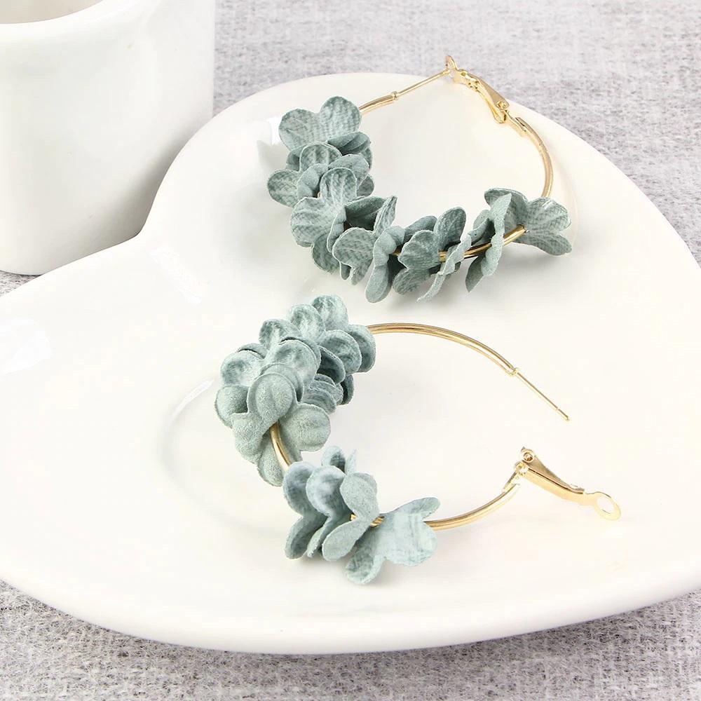 Hellblaue Blüten-Creolen mit goldfarbenem Finish