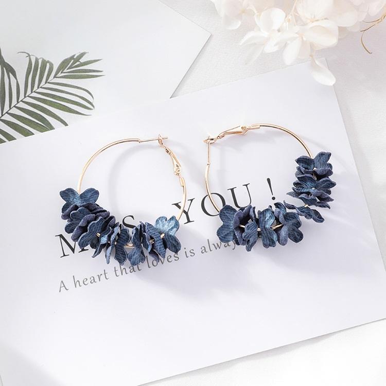 Hellblaue Blüten-Creolen mit goldfarbenem Finish