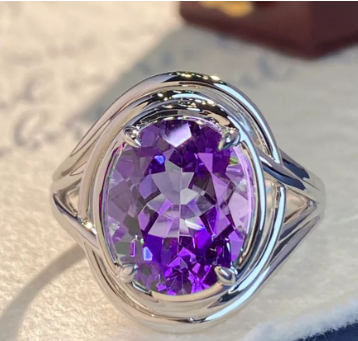 Damenring mit violettem Schmuckstein in Weißgoldoptik