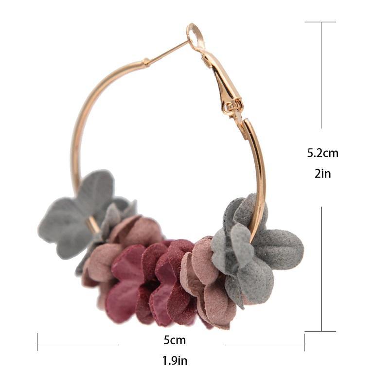 Hellblaue Blüten-Creolen mit goldfarbenem Finish