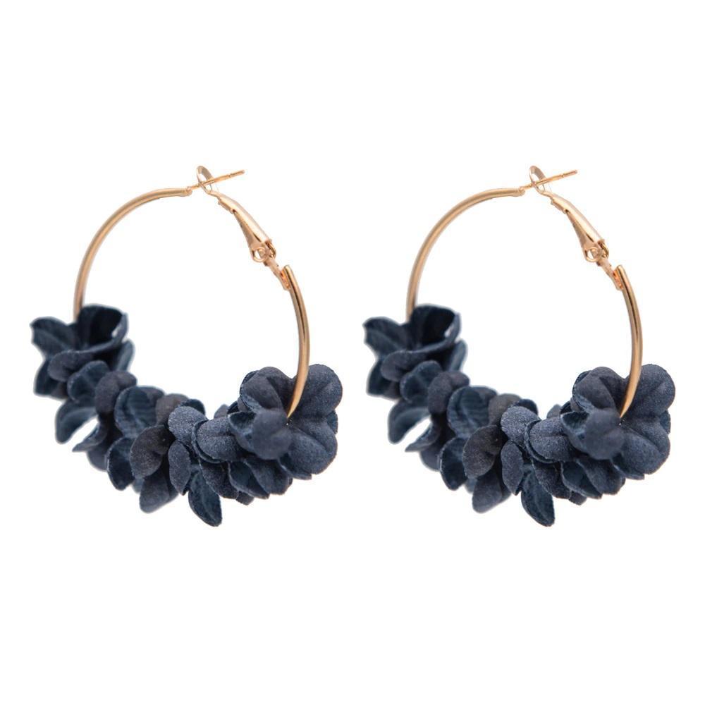 Hellblaue Blüten-Creolen mit goldfarbenem Finish
