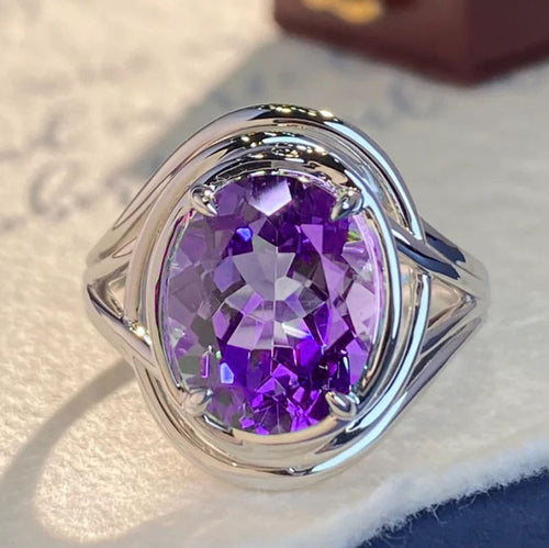 Damenring mit violettem Schmuckstein in Weißgoldoptik